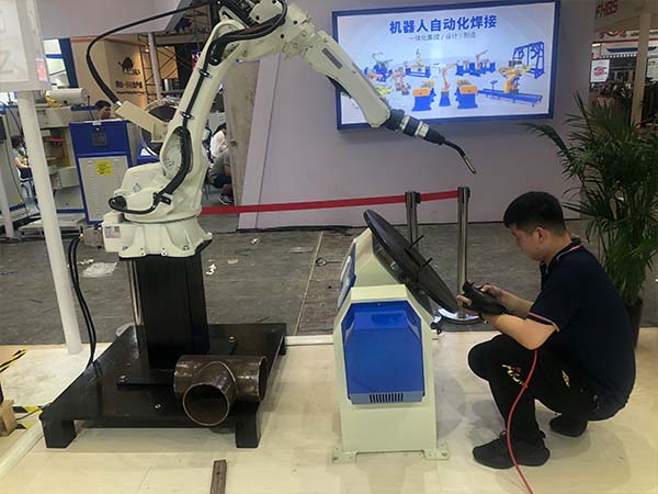 焊接機(jī)器人常見(jiàn)的輔助設(shè)備 焊接機(jī)器人常見(jiàn)的輔助設(shè)備
